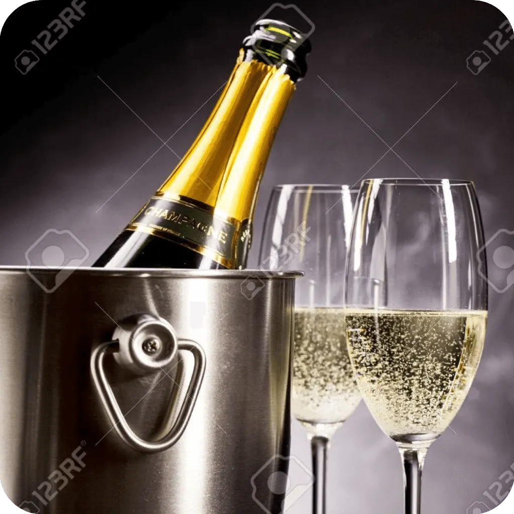 Bouteille de champagne dans un seau à glace et deux coupes