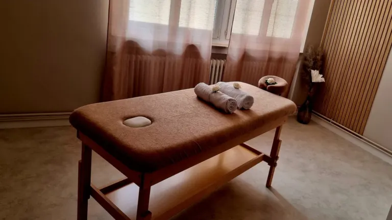 Table de massage et serviettes roulées dans l'espace bien-être