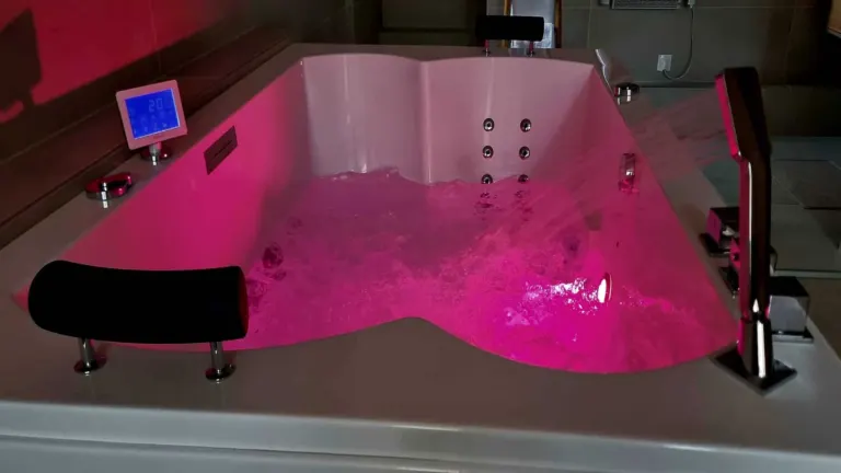 Baignoire balnéo duo illuminée de rose