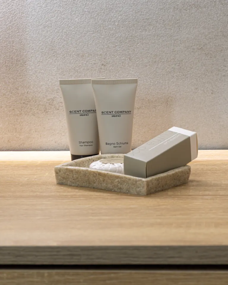 Produits d'accueil Scent Company près de la baignoire