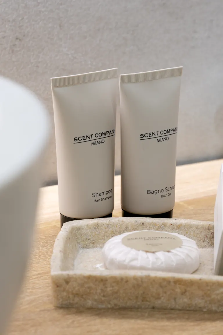 Shampoing, savon et produits d'accueil sur le rebord de la baignoire